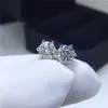 Kolczyki na stadnina 18k białe złoto Test diamentu obok okrągłego genialnego cięcia 2 karat d kolor Moissanite Silver 925 Oryginalna biżuteria 306U