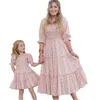 Abiti coordinati per la famiglia Look Donna Abiti per madre e figlia Abito floreale con maniche a sbuffo Per mamma Me Abiti per ragazze per bambini 220924