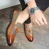 Quaste Retro Brock Slip-on-Herrenschuhe im britischen Stil mit spitzer Zehenpartie, einfache Luxus-Business-Casual-Kleiderschuhe