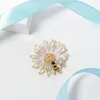 Broches YACQ Broche Broches Marguerite Fleur Émail Abeille Femmes Mode Bijoux Cadeaux D'anniversaire Petite Amie Fille Goutte WB41 Or Couleur