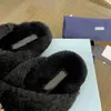 2022 Frauen warme Hausschuhe emaillierte Dreiecke Sandale Luxus Frau Schuhe Wolle Slides Crossover Purry Slide mit Original Box Schuhtasche Wintertop
