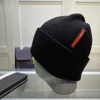 ビーニー/スカルキャップデザイナーニット帽子ビーニーキャップドームスカルキャップソリッドレター冬の帽子男性女性のための 5 色高品質