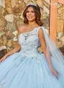 Açık gökyüzü mavi quinceanera elbise bir omuz dantel çiçek aplike tatlı 16 balo elbise parti giymek yarışmacı gece önlükleri