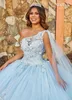 Abiti Quinceanera azzurro cielo Una spalla in pizzo con applicazioni floreali Sweet 16 Abito da ballo Abiti da sera da spettacolo