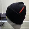 デザイナービーニー高級キャップニット帽子スカル冬ユニセックス帽子カシミヤ手紙カジュアルアウトドアボンネットニット帽子ファッション 5 色