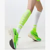 Chaussettes pour hommes de haute qualité en cours d'exécution bas de compression femmes couleurs contrastées sport pour marathon cyclisme football extérieur 220924