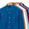 Camisas casuais masculas camisa de camisa espessada de veludo camisa listrada de manga comprida para homens decoração de crachá de botão plus size de lapela superior