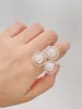 Neue Nische Literarischen Stil Perle Blume Hohl Ring Halbkreis Bewegung Glocke Laterne Drei Blumen Frische Mode All-Match-schmuck