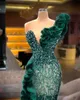 Eleganta ruffles en shouder sjöjungfru aftonklänningar sexig sidoslits mörkgröna spetsar applikationer glitter pärlor golvlängd formell fest klänning aso ebi prom klänning 2023