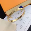 Bileklik Tasarımcı Bangles Bileklik Lüks Cazibe Bilezikleri Kadın Kolye Mektup Mücevher 18K Altın Kaplama Paslanmaz Çelik Bilek Bant Moda Aksesuarları Mektubu
