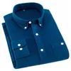 Camisas casuais masculas camisa de camisa espessada de veludo camisa listrada de manga comprida para homens decoração de crachá de botão plus size de lapela superior