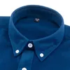 Camisas casuais masculas camisa de camisa espessada de veludo camisa listrada de manga comprida para homens decoração de crachá de botão plus size de lapela superior