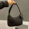 Bolsas de noite Lã de cordeiro Bolsa hobo Bolsa de ombro macio Bolsa de axila feminina Bolsas femininas Bolsas de axila Clássicos Bolsa de pelúcia Zíper Clássico Triangular Lantejoulas