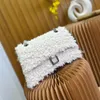 Lambhair axelväska kvinnor kedja läder handväska handväska solid fluffig crossbody väskor mode hårdvara bokstäver interiör blixtlåsficka mini mobiltelefon väska