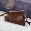 Bolsas de noite Outono Populares Femininas Pequenas F Bolsa de Ombro Única Bolsas Mensageiro Cores Múltiplas Fivela de Metal Moda Sênior Requintado