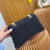 Lambhair axelväska kvinnor kedja läder handväska handväska solid fluffig crossbody väskor mode hårdvara bokstäver interiör blixtlåsficka mini mobiltelefon väska