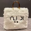 Totes Peluche Poilu Sac De Luxe Designer Marque Sacs De Haute Qualité Mode Épaule Sac À Main Bandoulière Femmes Lettre Bourse Téléphone Portefeuille Métallique