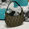 Bolso pochette Bolso de media luna Bolso de mano cruzado para mujer Bolsos axilares Bolsos clásicos Estampado de letras Letra inferior Hardware Mango ajustable Cremallera interior Poc