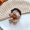 2022 Nuovo Coreano Dolce Ragazza Coda di Cavallo Accessori per Capelli Moda per Bambini di Colore Del Caffè Plaid Tessuto Fiore Elastico Corda per Capelli