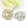 Broscher Camellia Smycken Stil Blommor Lapel Pins 5 Pärlor Blomma Brosch Brosch Smycken För Kvinnor