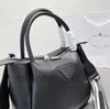 Pochette Designer Handbag Leather Hobo Bags Crossbody Bag Bag Women Counter Counter Bag Letters Litters Letters Bracked Nylon Strap Hardware Letter Metal