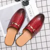 Moda yarım drag erkek ayakkabılar taş desen pu yuvarlak kafa metal dekorasyon slip-on ayak parmağı açık topuk rahat günlük ad226