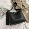 イブニングバッグ女性のトレンドソリッドカラーバケツバッグ肩女性2022ヒットワイドベルトデザイナーハンドバッグ