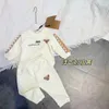 Lyxdesigner nyfödd baby flicka pojke rompers kläder spädbarn flickor brev tryck långa ärmar jumpsuits onesie bodysuit mer stil 3213103