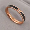 Rose Golden Golden Titanium Steel Polished Epoxy Black Casal Rings Moda Menina Mulheres Anel de noivado de Casamento