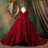 2022 Dark Red Puffy Flower Girls Dresses For Wedding Sequin V Neck Sequined Lace Children Kids Party Communion Gowns H￶g Bollkl￤nning med l￥g l￤ngd