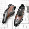 أنيقة أحذية Oxford Men Shoes Coloring Pu Brogue Stitching مدببة إصبع القدم الزفاف عروض حفل زفاف غير رسمي All-Match