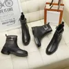 Осенние зимние моды Boots Женщина, переездка, кружевные кроссовки 100% кожаная женщина буква лодыжка сапог мягкий коров