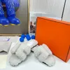 Oran Sandals Cutout Leather Outdoor Päls Slides Designer Women Sandal Signature Letter Bold Bekväm stil Teddy tofflor bläddra igenom gott
