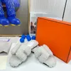 2022 Oran Sandali Cutout Leather Outdoor Fur Slides Designer Donna Sandalo Firma Lettera Bold Confortevole Stile Teddy Pantofole Flip good