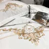 Set di biancheria da letto Luxury White 600TC Set di biancheria da letto in cotone egiziano Copripiumino con ricamo Royal oro Lenzuolo con angoli piatti Federe Tessili per la casa 220924