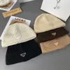 Berretto invernale Berretto fatto a mano Cappello lavorato a maglia Etichetta a triangolo rovesciato Display semplice alla moda Cappello grazioso Cappelli letterari