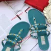 Chaussures 2021 Été Femmes S Pantres plates Sandales Bowknot Rivet Fashion Childre