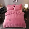 럭셔리 디자이너 침구 세트 4pcs 세트 단색 벨벳 퀸 킹 크기의 이불 침대 침대 시트 패션 베개 210c