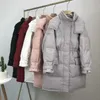 Capuz de inverno de parkas feminino espessou a cintura solta da jaqueta feminina média e longa rede de moda vermelha com bolso grande