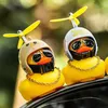 Nuova piccola anatra gialla con elica del casco Giacca a vento in gomma Duck Squeeze Sound Decorazione interna per auto Ornamenti Accessorie