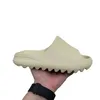 2022 Designer Slippers Men Femmes Sandales Hole Chaussures Foam Ocher Runr Bone Resin Clogs Desert Ararat Slippers Luxury Luxury Slipper Size Run Small