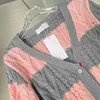 Suéteres femininos luxuosos de malha feminina ts outono e inverno cinza rosa trast stripe estrangeiro com decote em v shs fino temperamento fino cardigan de malha 6UBG