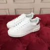 2022 TOP MĘŻCZYZNA Kobiety Buty Casual Designer Studded Spikes Fashion Insider Troku Czarnoczerwone białe skórzane buty Low-Top Size35-45 MJKKKI00002