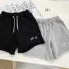 Mäns shorts sommar broderade 5-punkts avslappnade shorts män och kvinnor både färsk sportstil rå kant