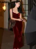 Casual klänningar lautaro röd stretchig mjuk sammet spaghetti rem maxi aftonklänningar för kvinnor lång vintage lyx elegant rygglös klänning 220926
