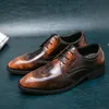 Brock Derby Sapatos Sapatos Men Solid Cor Retro Old Pu pontiagudo de ponta esculpida Wingtip Lace Business Casual Casual Diário diariamente AD267