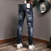 Jeans da uomo slim fit con toppe blu Pantaloni da cowboy da uomo popolari di design da uomo invecchiati2890