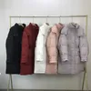 Capuz de inverno de parkas feminino espessou a cintura solta da jaqueta feminina média e longa rede de moda vermelha com bolso grande