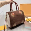 Borsa a tracolla con cuscino invernale Borsa a mano da donna Borsa a tracolla Borsa a secchiello Lettere di moda Maniglia con cinturino Chiusura a cerniera Hardware dorato