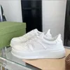 Chaussures de sport en plein air baskets Couple modèles créateurs de mode Luxurys blanc de haute qualité 2022 hommes et femmes augmenter la semelle épaisse